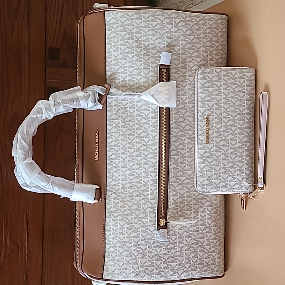 Michael Kors Extra Large Top Zip Duffle Bag (Vanilla) & Wallet